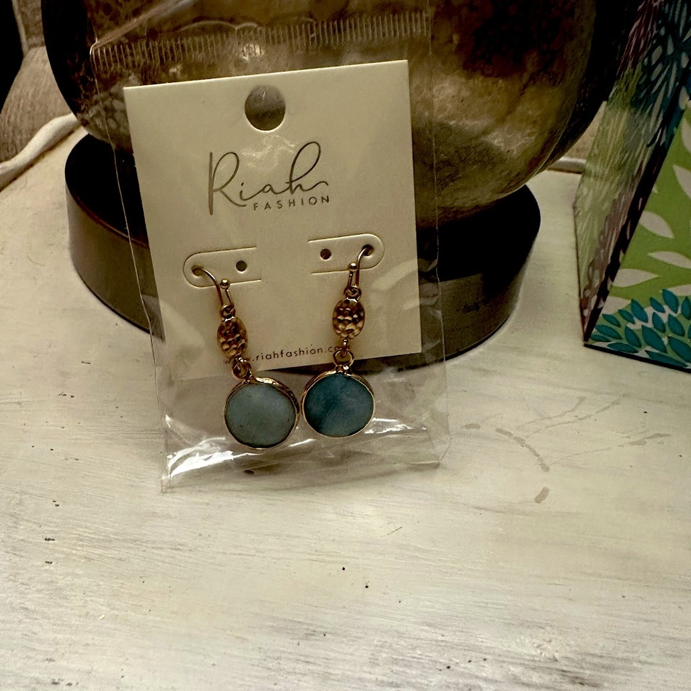 Riah Fashion drop earrings